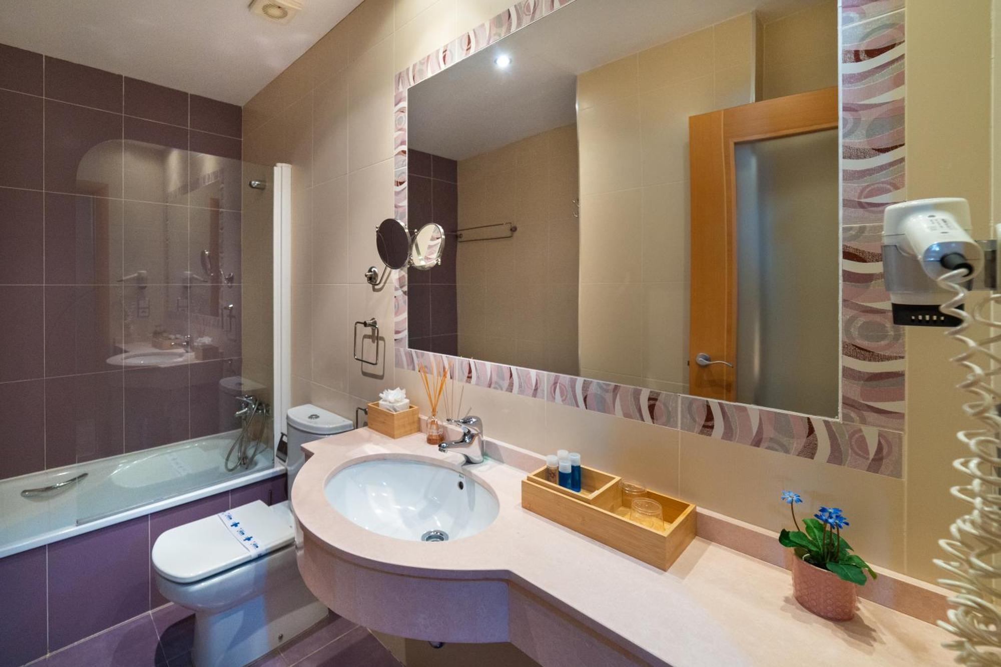 Hotel Puerta De กาซอร์ลา ภายนอก รูปภาพ