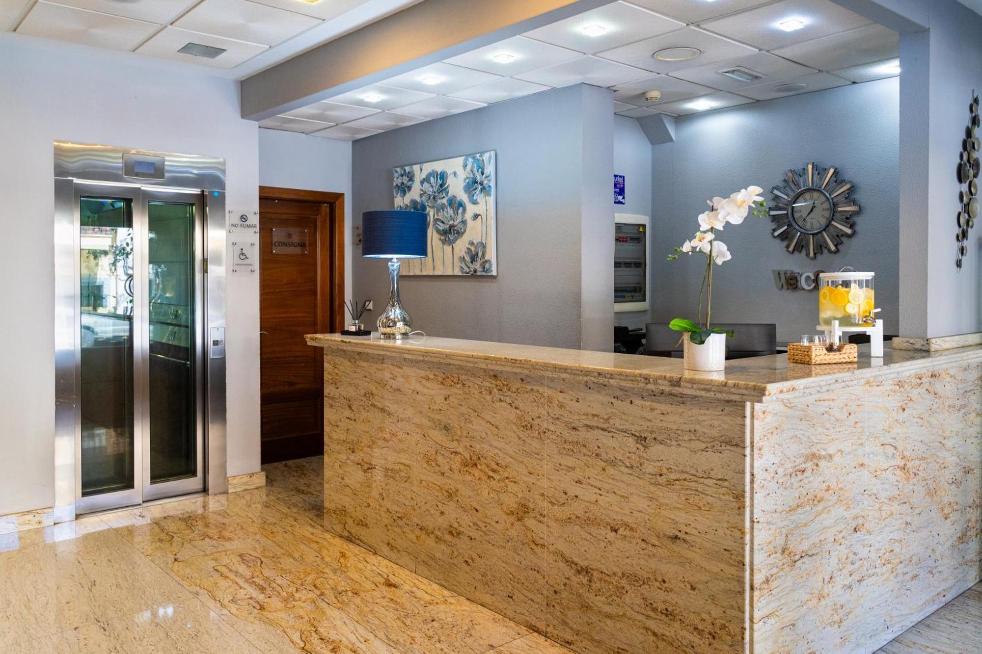 Hotel Puerta De กาซอร์ลา ภายนอก รูปภาพ