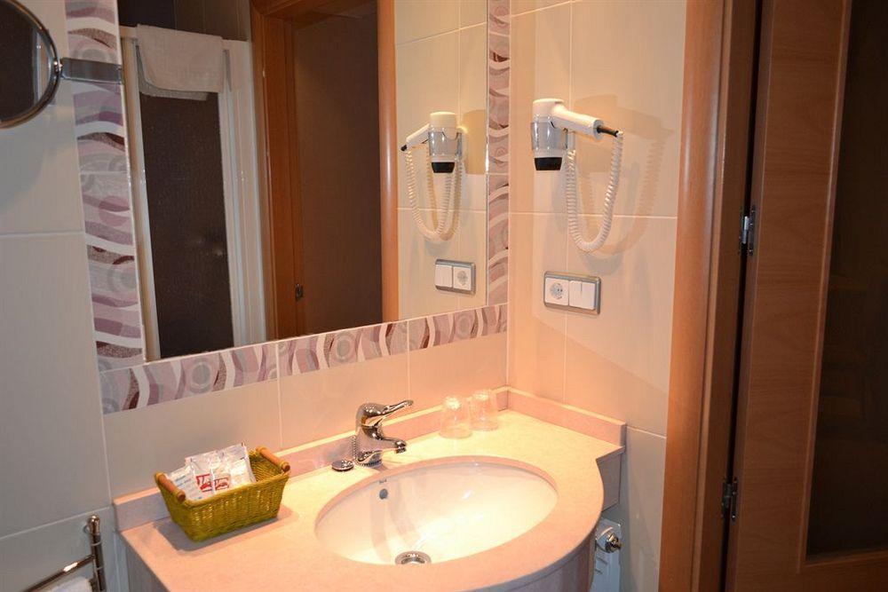 Hotel Puerta De กาซอร์ลา ภายนอก รูปภาพ